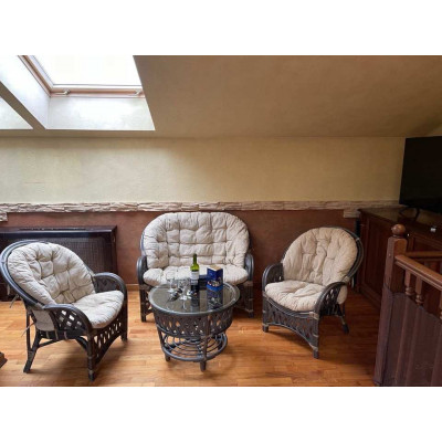 Комплект Черчилль с 2-местным диваном и круглым столом, подушки светлые